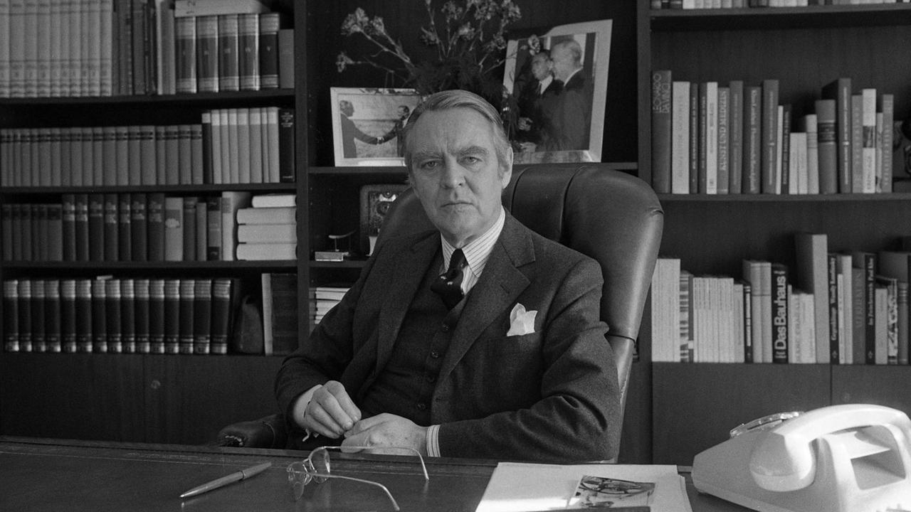 Berthold Beitz, Krupp-Chef, in seinem Büro, 15. Februar 1972. Schwarz-weiß-Fotografie.