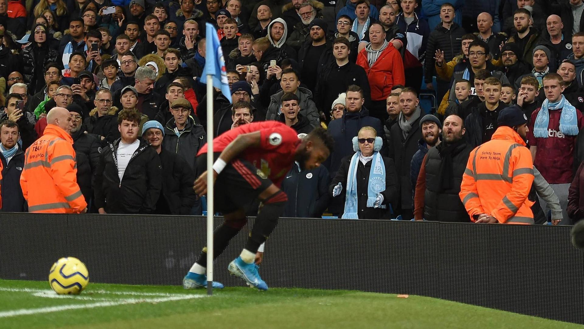 Der brasilianische Fußballer Fred von Manchester United wird von einem Feuerzeug getroffen Der brasilianische Fußballer Fred von Manchester United wird von einem Feuerzeug getroffen