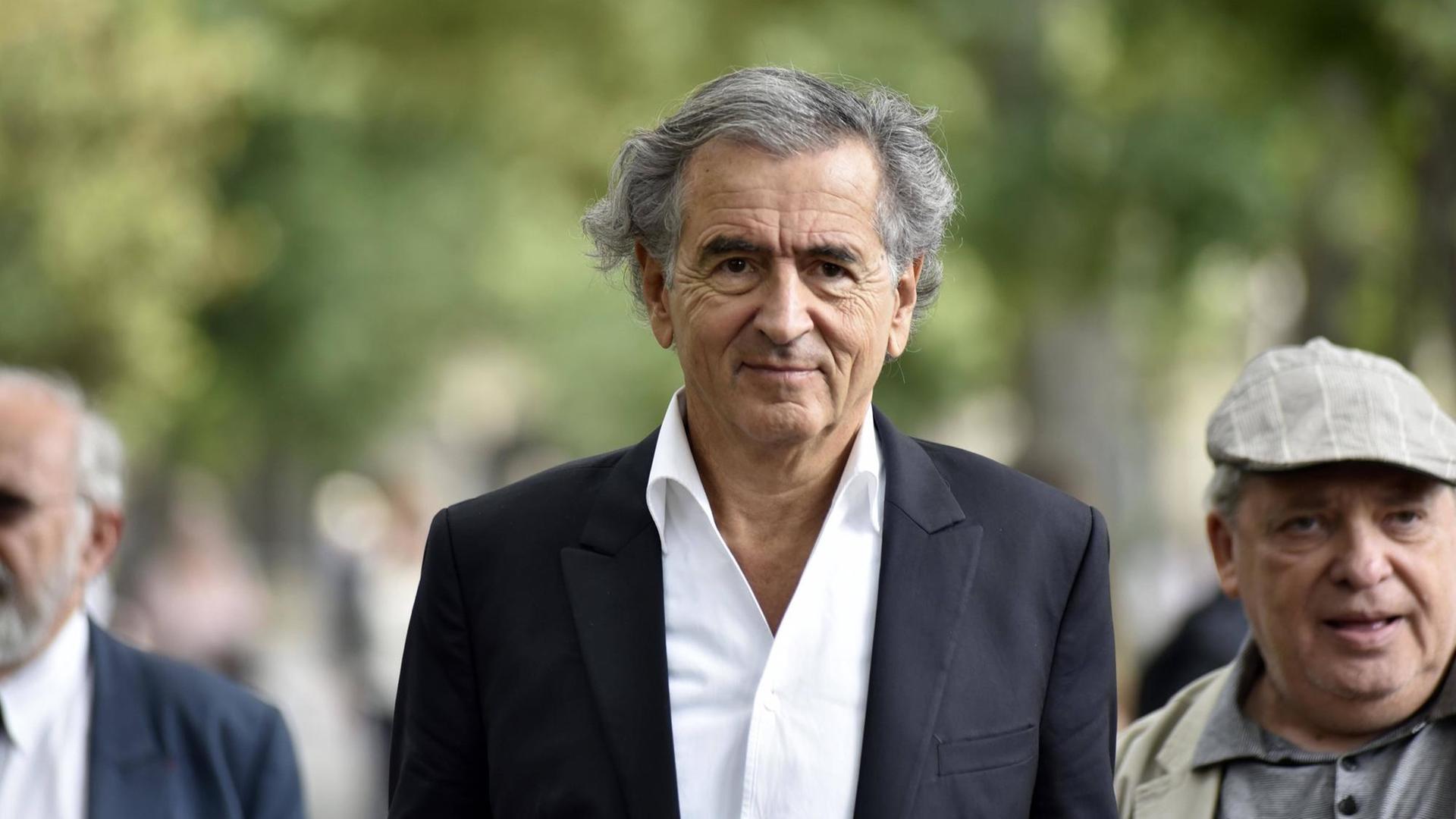 Der französische Philosoph Bernard-Henri Levy (C) bei der Beerdigung von Claude Lanzmann auf dem Friedhof in Paris, Montparnasse am 12. Juli 2018. Der französische Philosoph Bernard-Henri Levy (C) bei der Beerdigung von Claude Lanzmann auf dem Friedhof in Paris, Montparnasse am 12. Juli 2018.