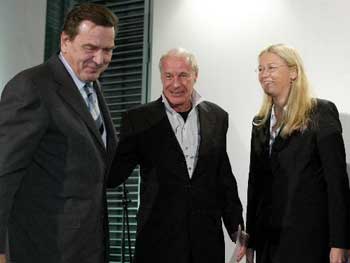 Bundeskanzler Schröder beglückwünscht die Architekten Axel Schultes und Charlotte Frank zum Deutschen Architekturpreis 2003