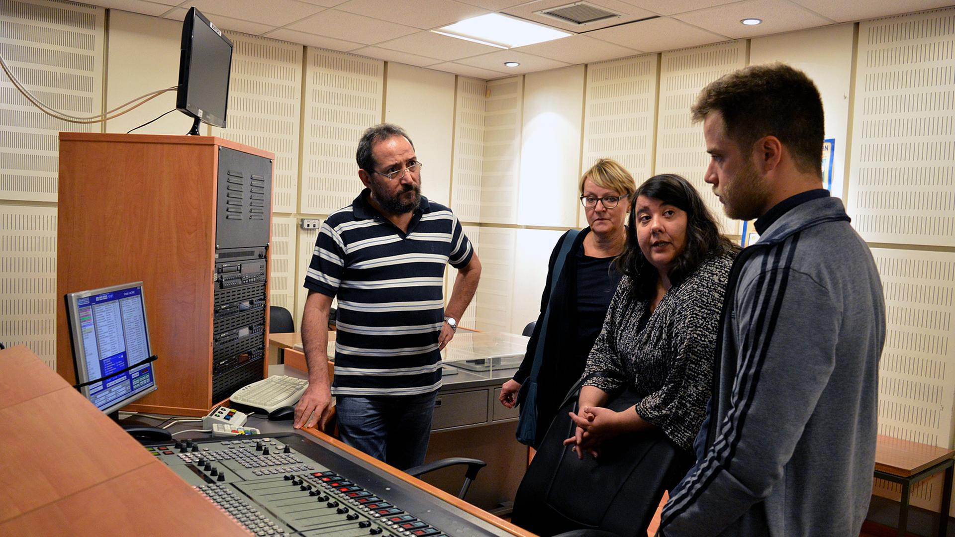 Unser griechische Kollege Ioannis Karkaletsi weist Britta Bürger, Katja Barton und Panajotis Gavrilis ein (von links). Unser griechische Kollege Ioannis Karkaletsi weist Britta Bürger, Katja Barton und Panajotis Gavrilis ein (von links).