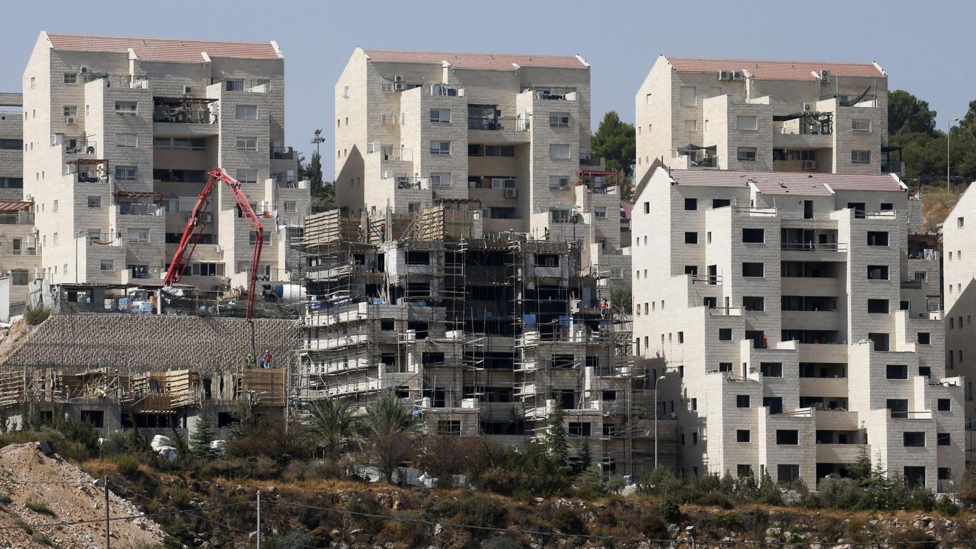 Blick auf die Siedlung Kiryat Arba im Westjordanland, östlich von Hebron. Nach den Plänen der israelischen Likud-Partei sollen in dieser und anderen Siedlungen die gleichen Gesetze gelten wie in Israel. Blick auf die Siedlung Kiryat Arba im Westjordanland, östlich von Hebron. Nach den Plänen der israelischen Likud-Partei sollen in dieser und anderen Siedlungen die gleichen Gesetze gelten wie in Israel.