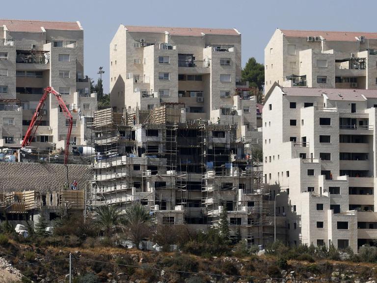 Blick auf die Siedlung Kiryat Arba im Westjordanland, östlich von Hebron. Nach den Plänen der israelischen Likud-Partei sollen in dieser und anderen Siedlungen die gleichen Gesetze gelten wie in Israel.