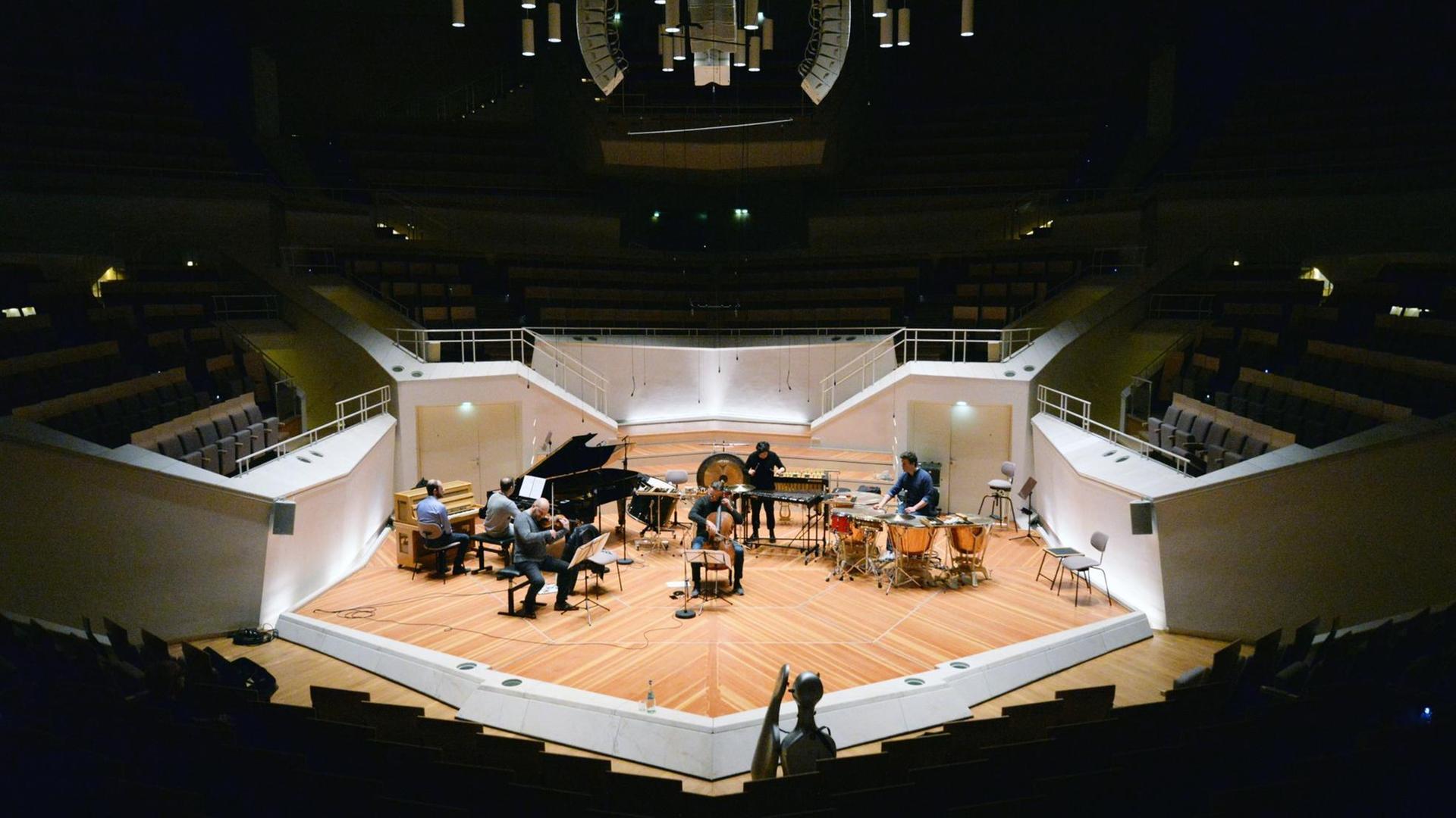 Musiker auf der Bühne des Kammermusiksaales der Berliner Philharmonie Musiker auf der Bühne des Kammermusiksaales der Berliner Philharmonie