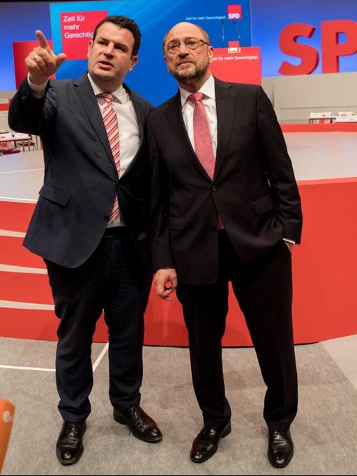 Der SPD-Kanzlerkandidat und Parteivorsitzende, Martin Schulz (r), besichtigt am 24.06.2017 in Dortmund (Nordrhein-Westfalen) zusammen mit SPD-Generalsekretär Hubertus Heil die Westfalenhalle für den SPD-Parteitag. Die Sozialdemokraten wollen am 25.06.2017 auf dem Parteitag ihr Wahlprogramm für die Bundestagswahl beschließen.