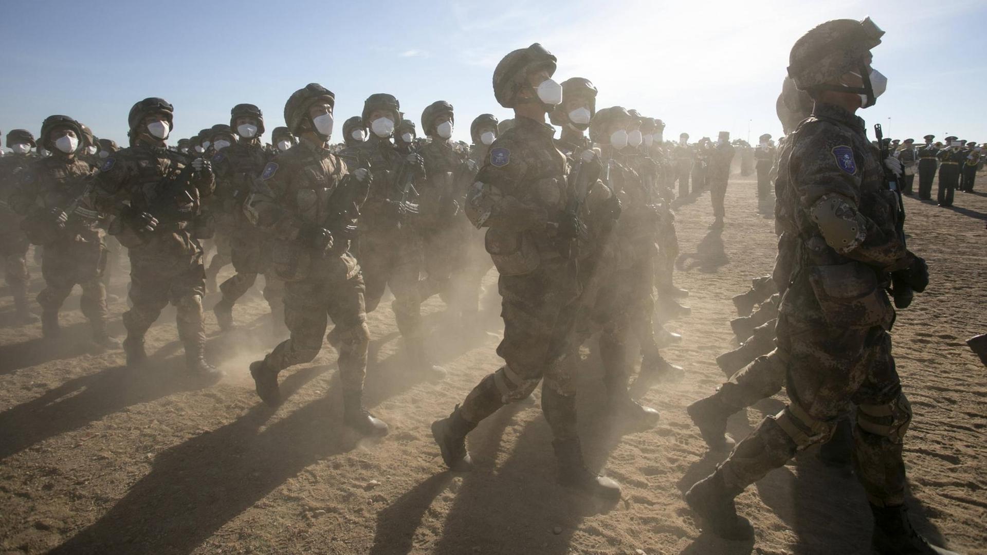 Soldaten aus Staaten der Shanghaier Organisation für Zusammenarbeit bei einer Anti-Terrorismus-Übung in Russland.
