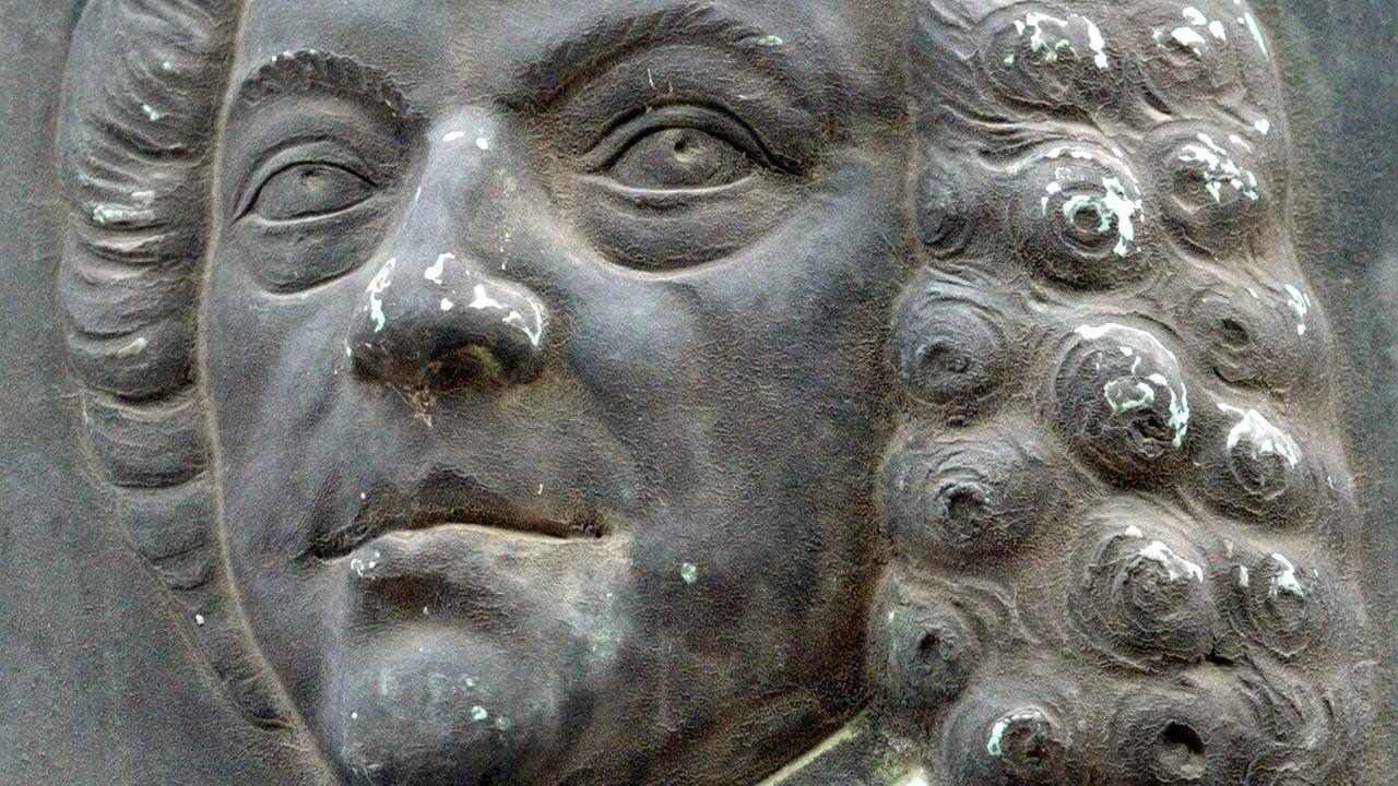 Eine Gedenktafel für den Komponisten Georg Phillip Telemann in Magdeburg zeigt ein Relief mit typischer Lockenperücke. Eine Gedenktafel für den Komponisten Georg Phillip Telemann in Magdeburg zeigt ein Relief mit typischer Lockenperücke.