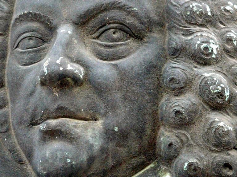 Eine Gedenktafel für den Komponisten Georg Phillip Telemann in Magdeburg zeigt ein Relief mit typischer Lockenperücke.