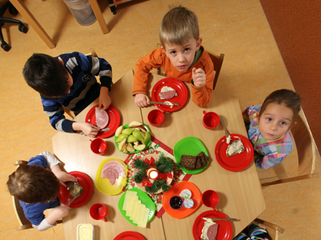 Kinder sitzen beim Frühstück in einer Kindertagesstätte. Kinder sitzen beim Frühstück in einer Kindertagesstätte.
