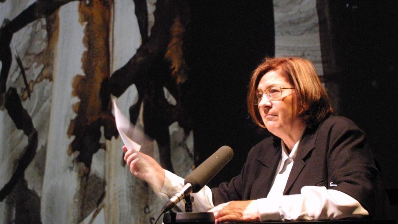 Die Autorin Christa Wolf bei einer szenischen Lesung ihrer Erzählung Medea im Berliner Ensemble 2002. Die Autorin Christa Wolf bei einer szenischen Lesung ihrer Erzählung Medea im Berliner Ensemble 2002.