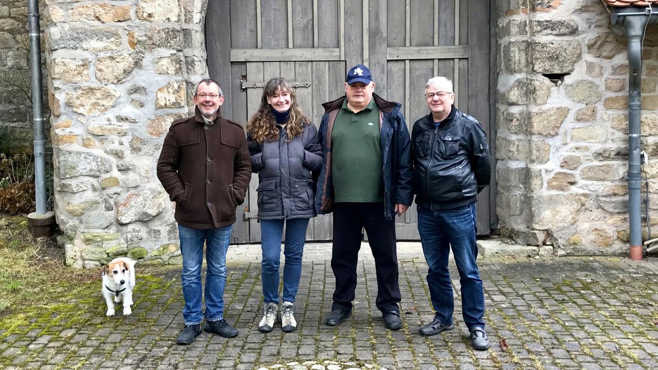 Eddi, der Burghund; Besitzer Thomas und Antje Bähr, Ortsbürgermeister Günter Schmieder, Heimatvereins-Mitglied Jürgen Nolte Eddi, der Burghund; Besitzer Thomas und Antje Bähr, Ortsbürgermeister Günter Schmieder, Heimatvereins-Mitglied Jürgen Nolte