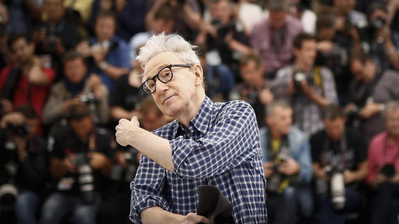 Regisseur Woody Allen beim Fototermin für den Film "Irrational Man" beim 68. internationalen Filmfestival Cannes am 15. Mai 2015. Regisseur Woody Allen beim Fototermin für den Film "Irrational Man" beim 68. internationalen Filmfestival Cannes am 15. Mai 2015.
