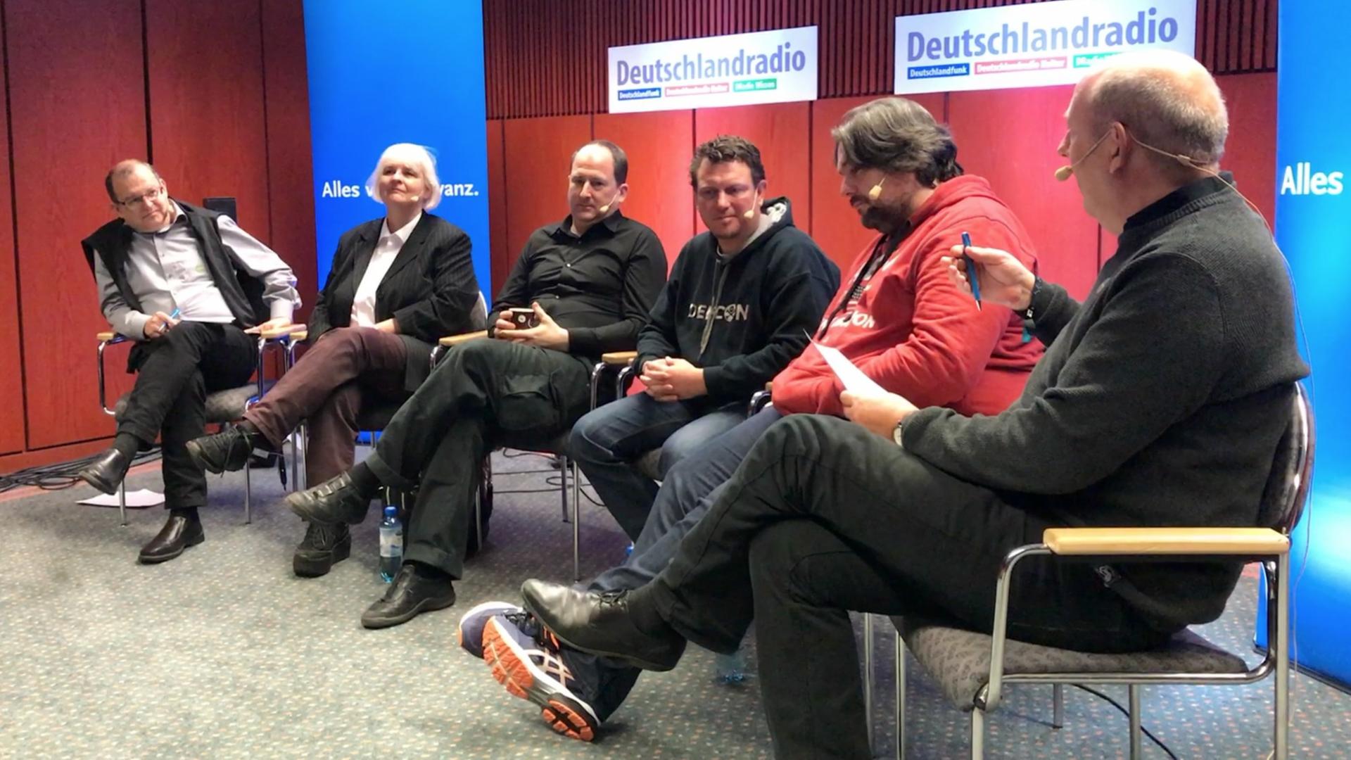 "Das Kulturgespräch" auf dem 33. Chaos Communication Congress in Hamburg. Thema: Aus der Traum - Kann das Internet die Welt noch retten? "Das Kulturgespräch" auf dem 33. Chaos Communication Congress in Hamburg. Thema: Aus der Traum - Kann das Internet die Welt noch retten?