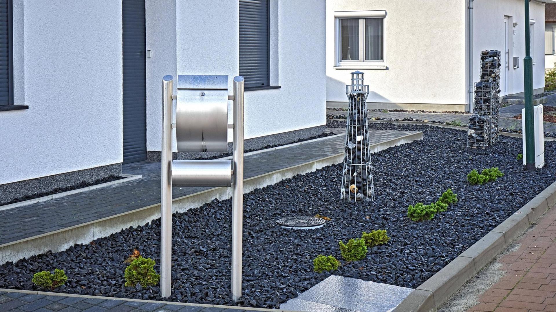 Ein Schottergarten in einer Neubau-Eigenheimsiedlung. Ein Schottergarten in einer Neubau-Eigenheimsiedlung.