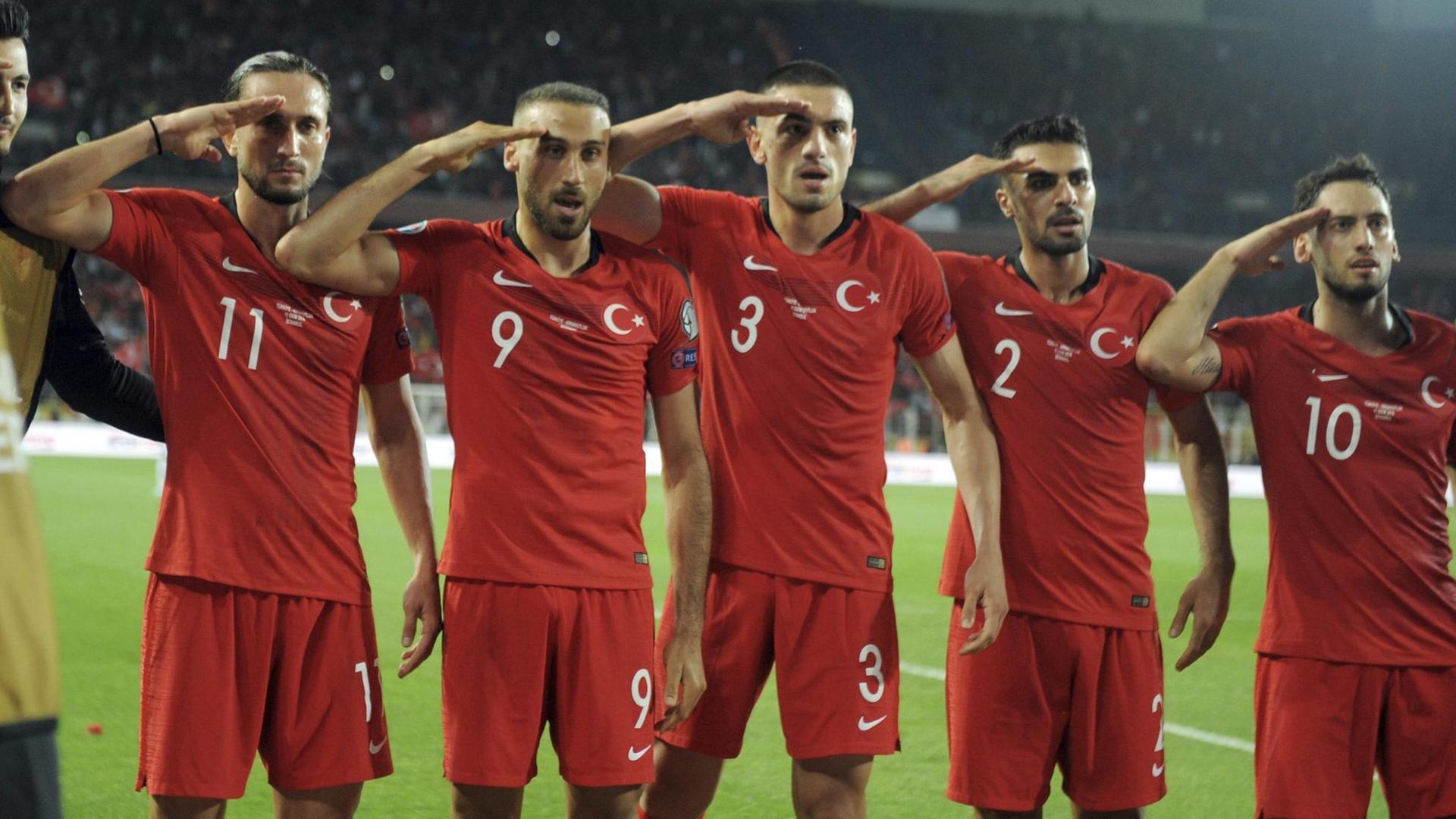 Türkische Nationalspieler salutieren nach dem 1:0 gegen Albanien in der EM-Qualifikation. Türkische Nationalspieler salutieren nach dem 1:0 gegen Albanien in der EM-Qualifikation.
