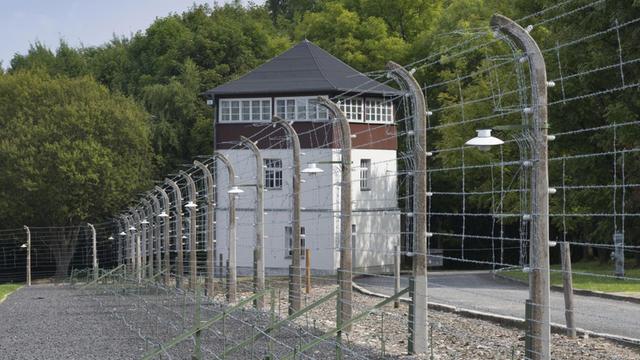 Rekonstruierter Lagerzaun mit Wachturm im Konzentrationslager Buchenwald.