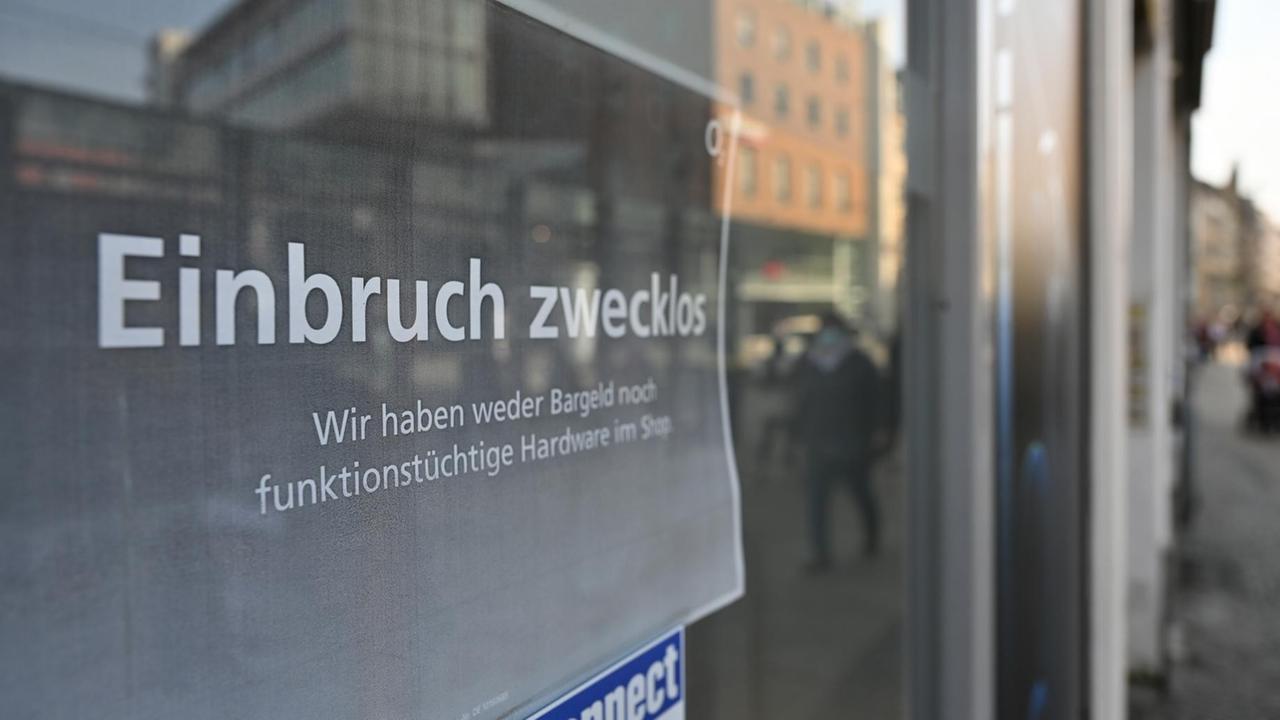 Auf einem Zettel in der Tür eines Telefongeschäfts steht "Einbruch zwecklos". Auf einem Zettel in der Tür eines Telefongeschäfts steht "Einbruch zwecklos".