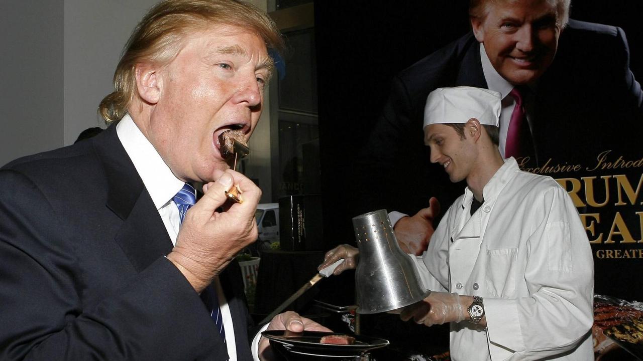 Trump isst ein Steak. Daneben ein Koch und ein Plakat mit seinem Konterfei. Trump isst ein Steak. Daneben ein Koch und ein Plakat mit seinem Konterfei.