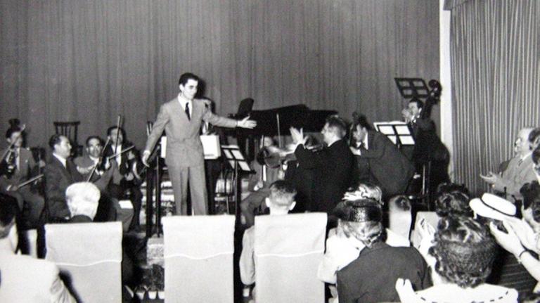 Mario Bertoncini 1956 bei der Aufführung seines "Capriccio" für Klarinette und Streichorchester