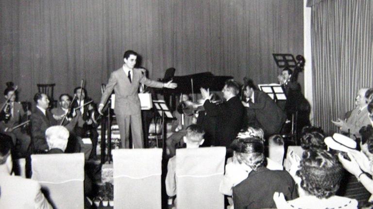Mario Bertoncini 1956 bei der Aufführung seines "Capriccio" für Klarinette und Streichorchester Mario Bertoncini 1956 bei der Aufführung seines "Capriccio" für Klarinette und Streichorchester