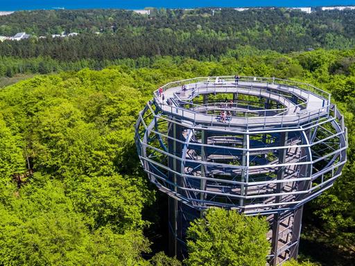 Besucher gehen auf den 40 Meter hohen Aussichtsturm als Herzstück des 1.250 Meter langen Baumwipfelpfades bei Prora auf der Insel Rügen