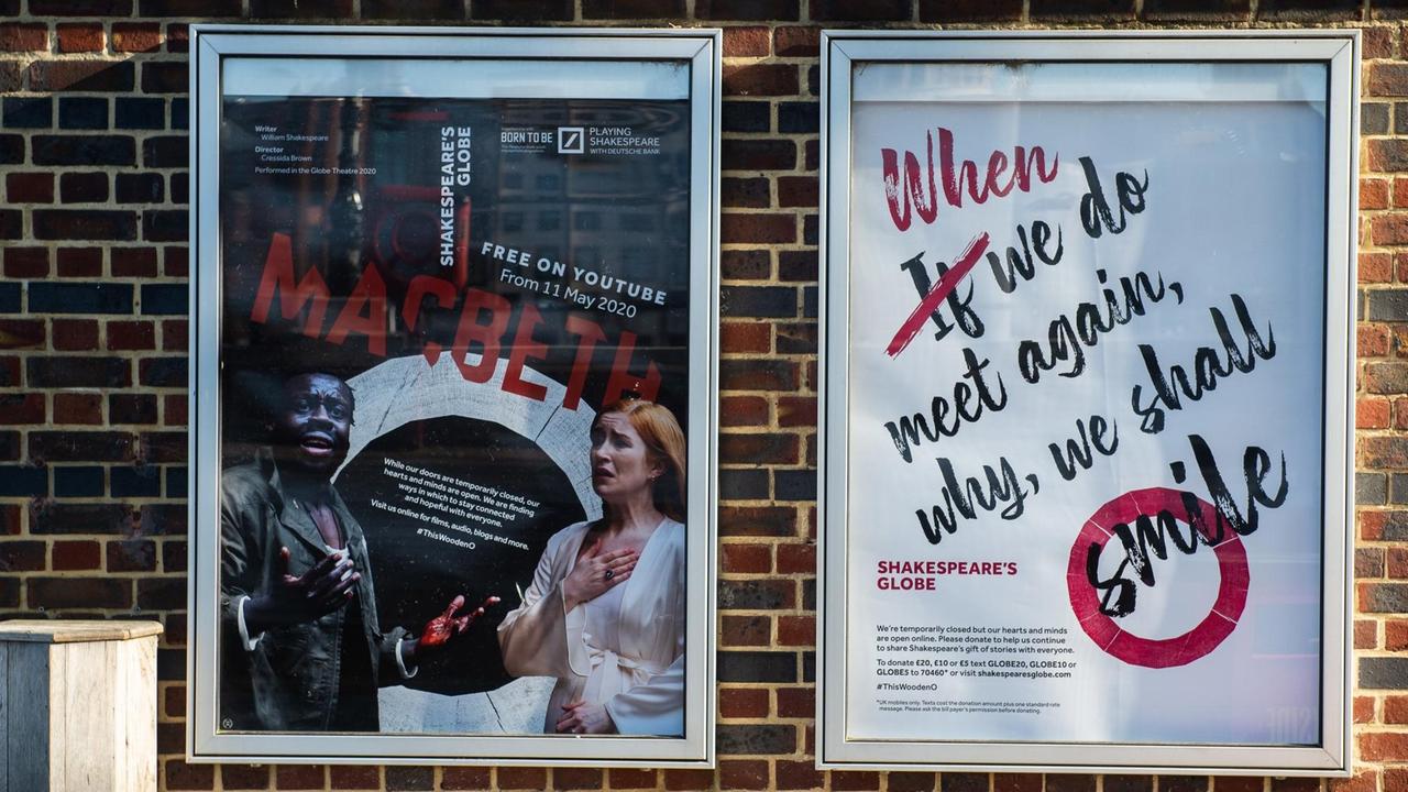 Plakate am geschlossenen Globe Theatre in London