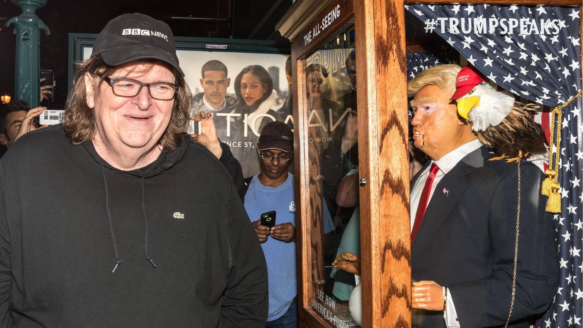 Filmemacher Michael Moore bei der Premiere zu seinem neuen Film "Michael Moore in Trumpland" Filmemacher Michael Moore bei der Premiere zu seinem neuen Film "Michael Moore in Trumpland"