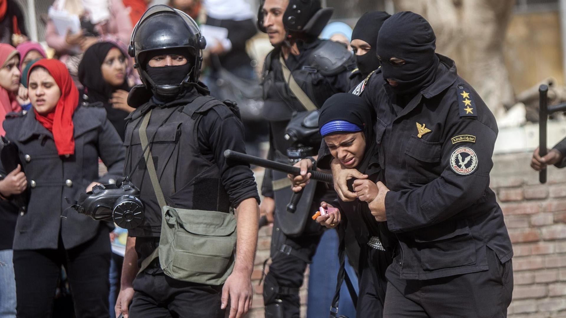 Ägypten nach dem Militärputsch 2013- der Film "Clash" beschreibt die Unruhen mit einem Kammerspiel der besonderen Art Ägypten nach dem Militärputsch 2013- der Film "Clash" beschreibt die Unruhen mit einem Kammerspiel der besonderen Art