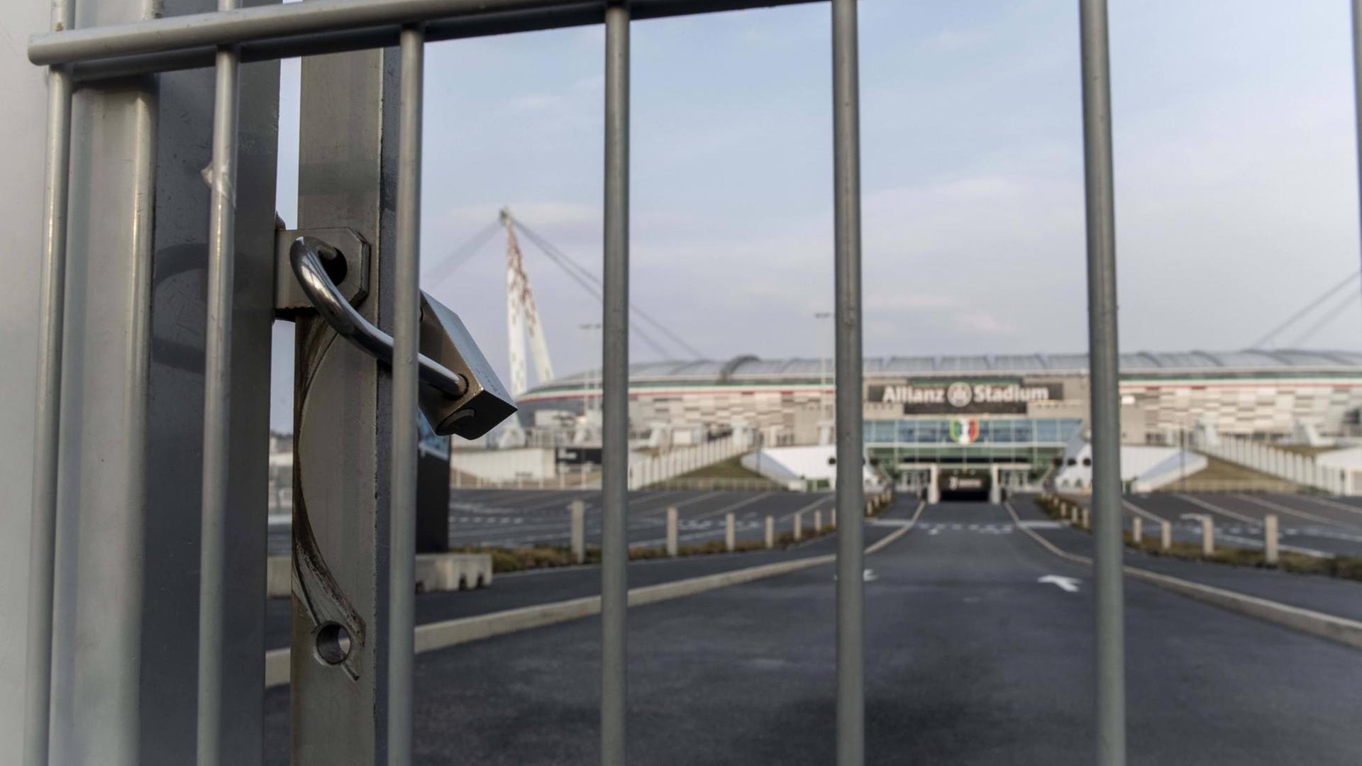 Schloss am Haupteingang zum Allianz Stadium in Turin, in dem Juventus Turin seine Heimspiele austrägt Schloss am Haupteingang zum Allianz Stadium in Turin, in dem Juventus Turin seine Heimspiele austrägt