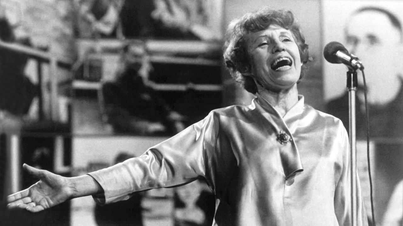Die österreichisch-amerikanische Sängerin und Schauspielerin Lotte Lenya am 10. Februar 1973 während eines Gedenkabends zu Ehren des 75. Geburtstags des Dramatikers Bertolt Brecht in Frankfurt am Main. Lotte Lenya, die nach dem Tode Weills noch zweimal heiratete, starb am 27. November 1981 in New York.