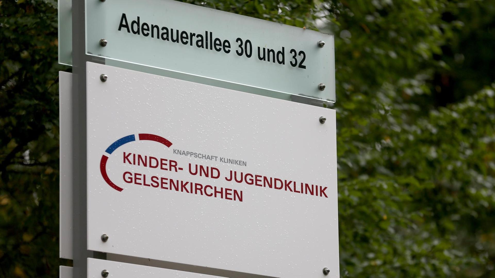 Das Foto zeigt das Hinweisschild zur Kinder- und Jugendklinik Gelsenkirchen im Jahr 2018. Das Foto zeigt das Hinweisschild zur Kinder- und Jugendklinik Gelsenkirchen im Jahr 2018.
