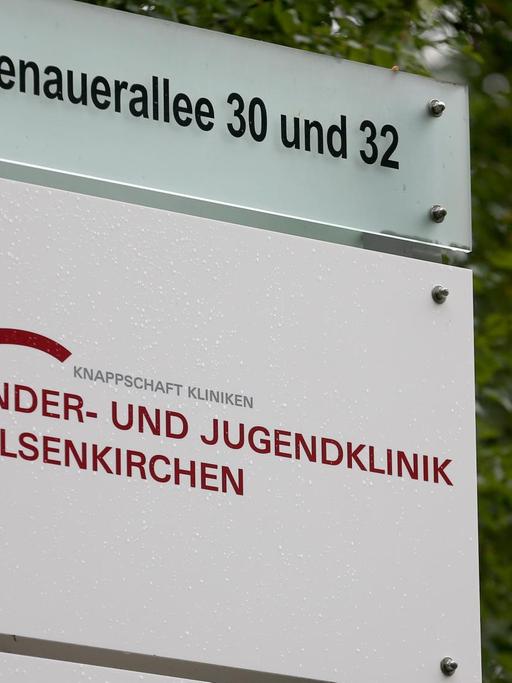 Das Foto zeigt das Hinweisschild zur Kinder- und Jugendklinik Gelsenkirchen im Jahr 2018.