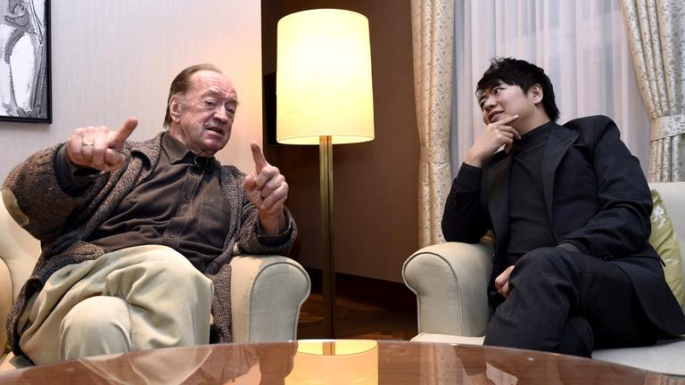 Der Dirigent Nikolaus Harnoncourt unterhält sich mit dem Pianisten Lang Lang Der Dirigent Nikolaus Harnoncourt unterhält sich mit dem Pianisten Lang Lang