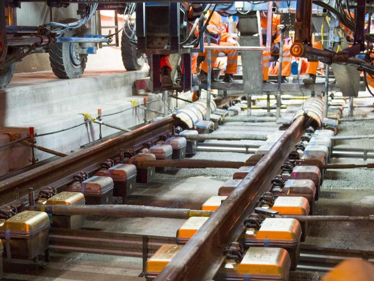Arbeiter montieren im Oktober 2014 im Gotthard Basistunnel Schienen.