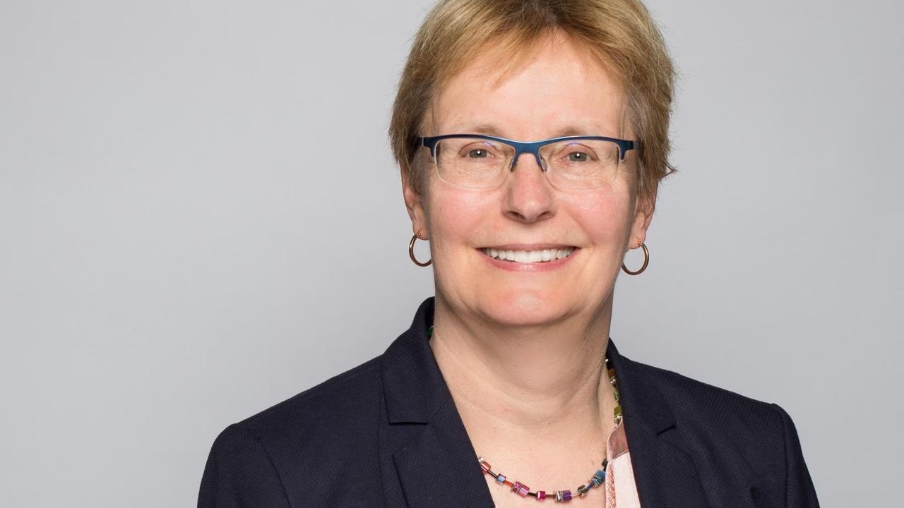 Porträt der Islamwissenschaftlerin Ulrike Freitag in heller Bluse mit dunklem Sakko. Porträt der Islamwissenschaftlerin Ulrike Freitag in heller Bluse mit dunklem Sakko.