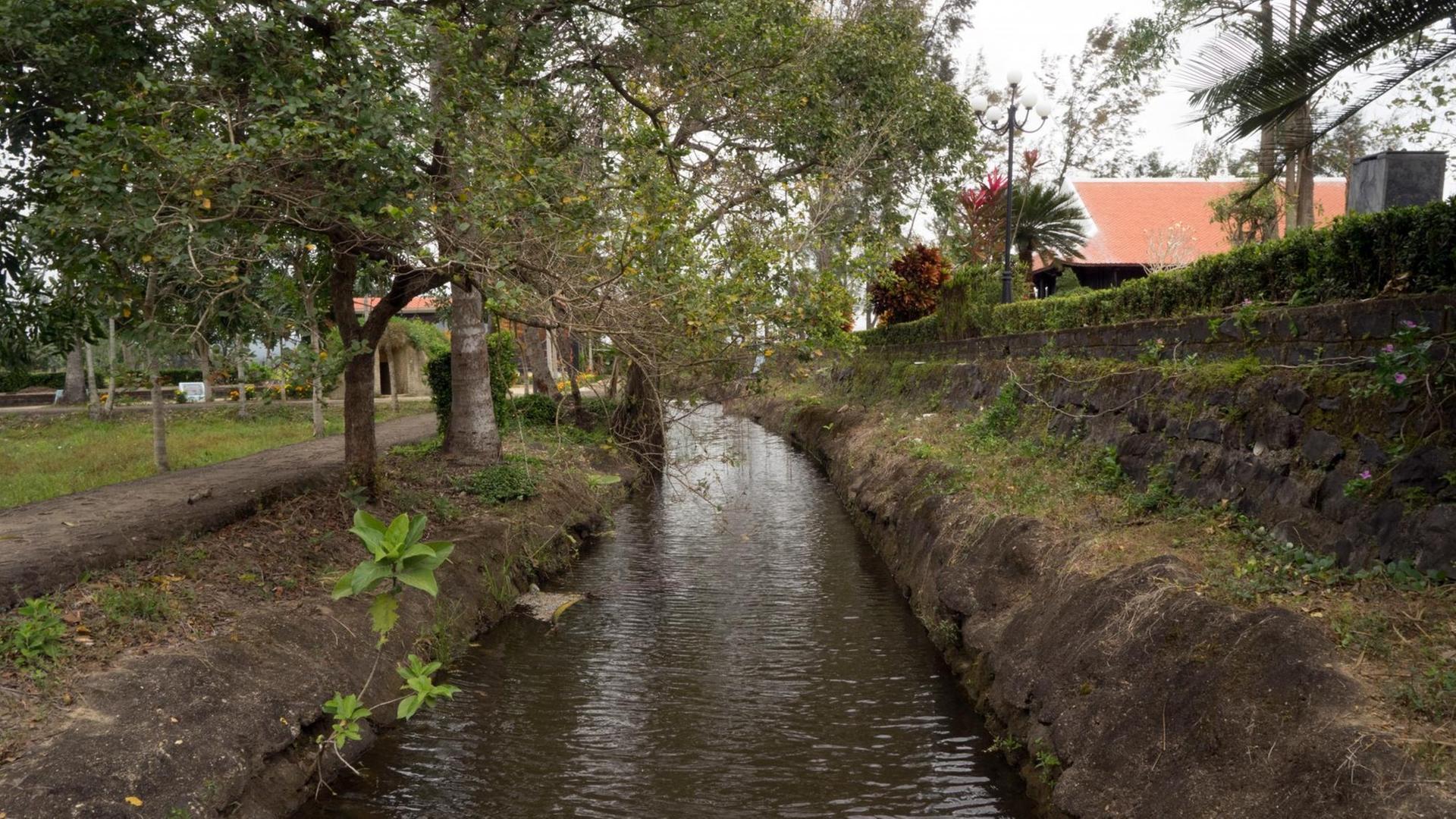 Der Graben in My Lai, wo 164 Menschen erschossen und "entsorgt" wurden. Der Graben in My Lai, wo 164 Menschen erschossen und "entsorgt" wurden.