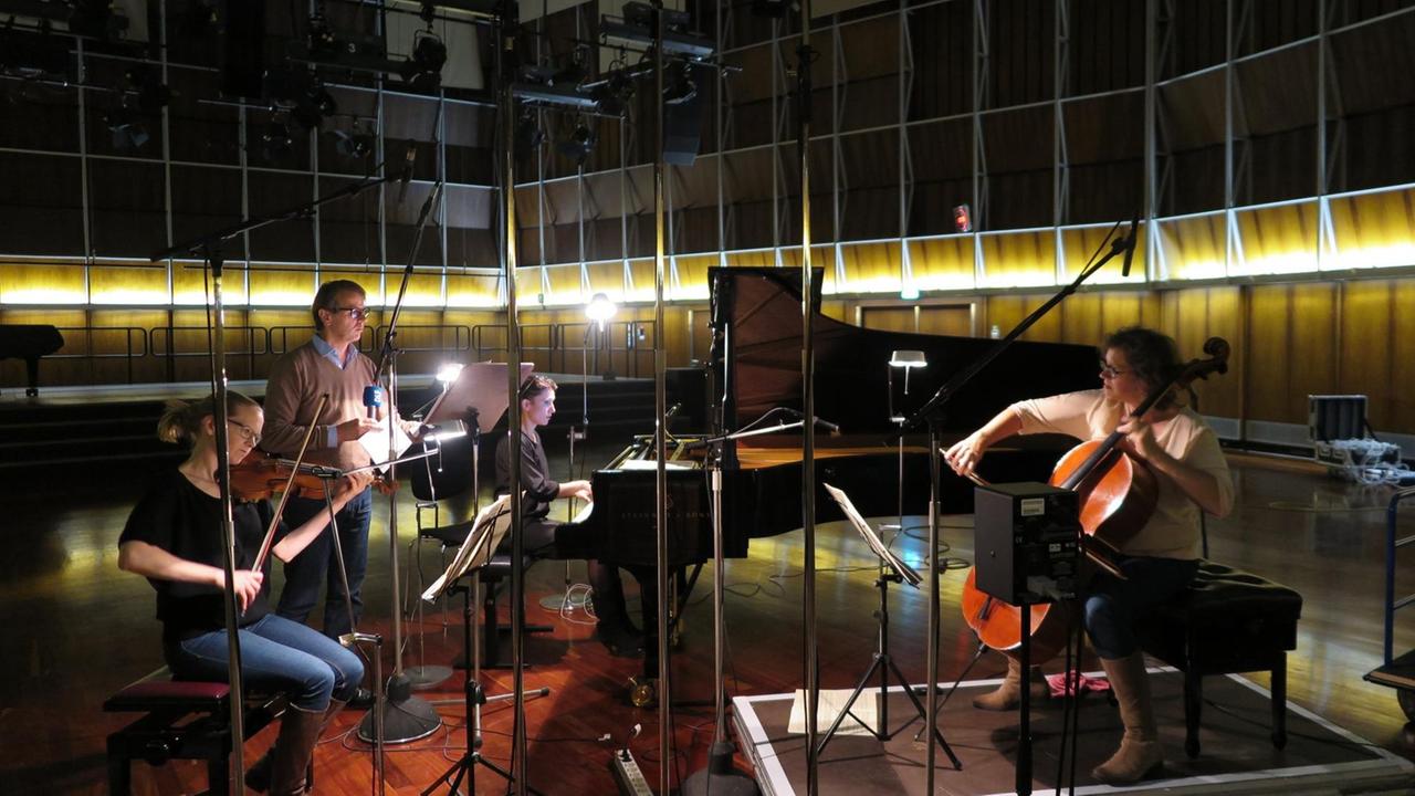 Die Musikerinnen des Boulanger Trio, Birgit Erz (Violine), Karla Haltenwanger (Klavier) und Ilona Kindt (Violoncello), und Moderator Christoph Schmitz beim Gespräch im Deutschlandfunk Kammermusiksaal. Die Musikerinnen des Boulanger Trio, Birgit Erz (Violine), Karla Haltenwanger (Klavier) und Ilona Kindt (Violoncello), und Moderator Christoph Schmitz beim Gespräch im Deutschlandfunk Kammermusiksaal.