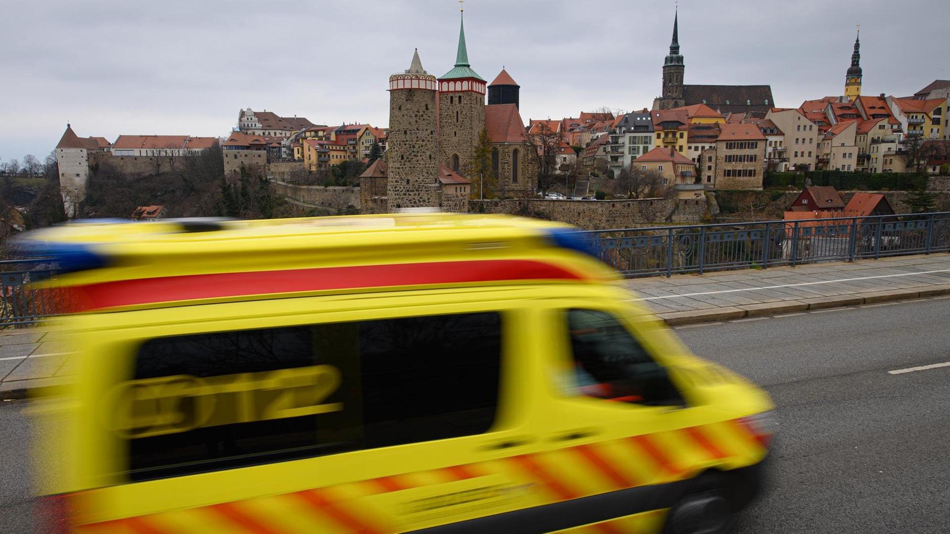 Ein Rettungswagen fährt vor der Altstadt über die Friedensbrücke. Im Landkreis Bautzen kletterte die 7-Tage-Inzidenz nach Zahlen des Robert Koch-Instituts (RKI) über die Marke von 500 Neuinfektionen pro 100.000 Einwohner binnen einer Woche. Ein Rettungswagen fährt vor der Altstadt über die Friedensbrücke. Im Landkreis Bautzen kletterte die 7-Tage-Inzidenz nach Zahlen des Robert Koch-Instituts (RKI) über die Marke von 500 Neuinfektionen pro 100.000 Einwohner binnen einer Woche.