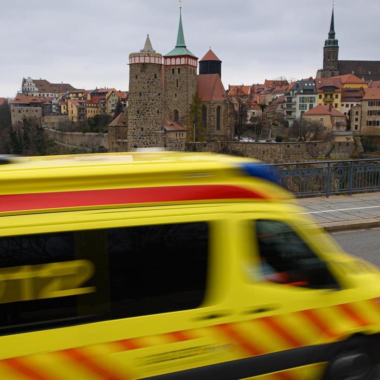 Ein Rettungswagen fährt vor der Altstadt über die Friedensbrücke. Im Landkreis Bautzen kletterte die 7-Tage-Inzidenz nach Zahlen des Robert Koch-Instituts (RKI) über die Marke von 500 Neuinfektionen pro 100.000 Einwohner binnen einer Woche.