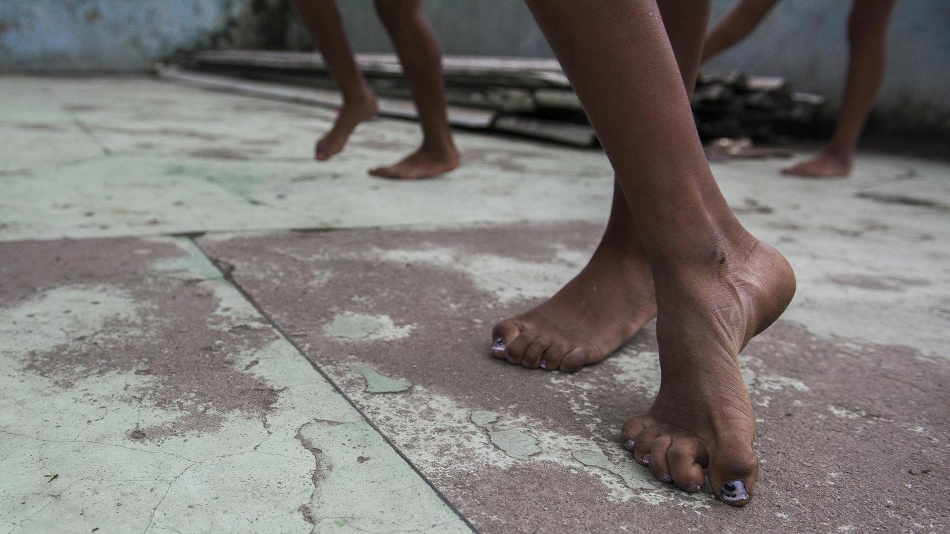 "Passinho"-Tanzstunde im Makeshift Tanzstudio in der Favela Borel in Rio de Janeiro, Brasilien "Passinho"-Tanzstunde im Makeshift Tanzstudio in der Favela Borel in Rio de Janeiro, Brasilien