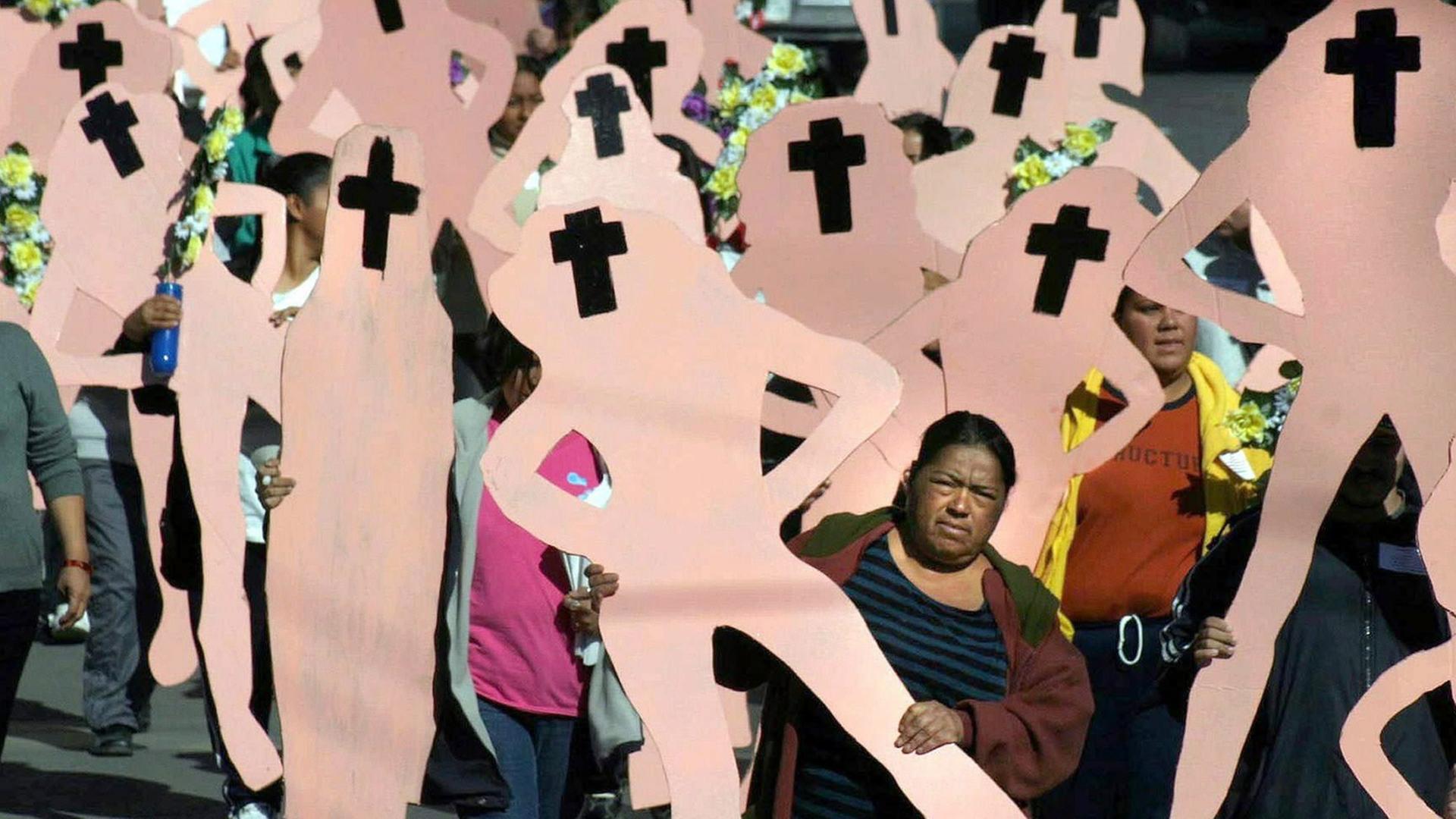 Angehörige demonstrieren am 25.11.2003 mit Pappfiguren als Symbole für die getöteten Frauen in Ciudad Juarez. Die mexikanische Grenzstadt Ciudad Juárez erlangte international Berühmtheit - zwischen 993 und 2007 wurden hier 393 Frauen ermordet. "Welthauptstadt der Frauenmorde" ist deshalb das Image, das der Stadt weltweit anhängt. Angehörige demonstrieren am 25.11.2003 mit Pappfiguren als Symbole für die getöteten Frauen in Ciudad Juarez. Die mexikanische Grenzstadt Ciudad Juárez erlangte international Berühmtheit - zwischen 993 und 2007 wurden hier 393 Frauen ermordet. "Welthauptstadt der Frauenmorde" ist deshalb das Image, das der Stadt weltweit anhängt.