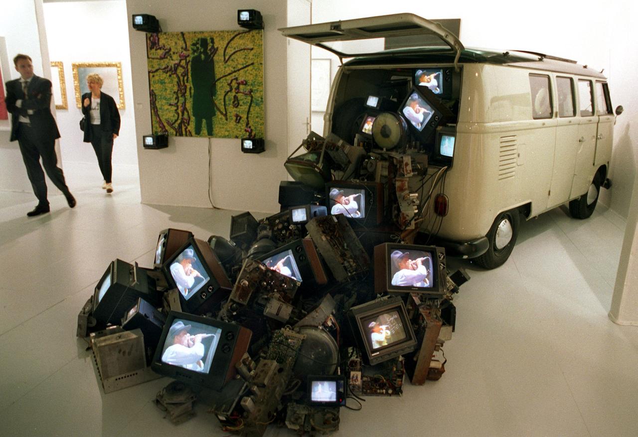Die Installation "Beuys car" des koreanischen Künstlers Nam June Paik auf der Internationalen Kunstmesse "Art 26" in Basel 1995 Die Installation "Beuys car" des koreanischen Künstlers Nam June Paik auf der Internationalen Kunstmesse "Art 26" in Basel 1995