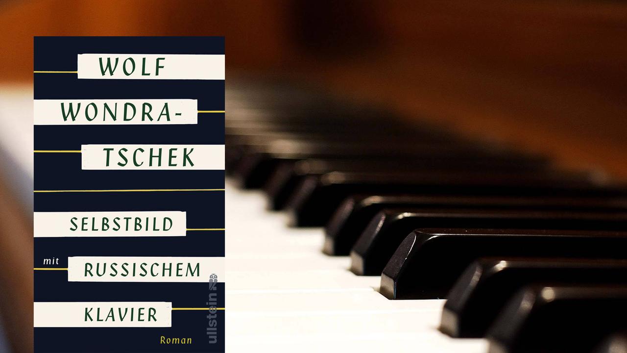 Cover des Buches "Selbstbildnis mit russischem Klavier" von Wolf Wondratschek, im Hintergrund eine Klaviertastatur.