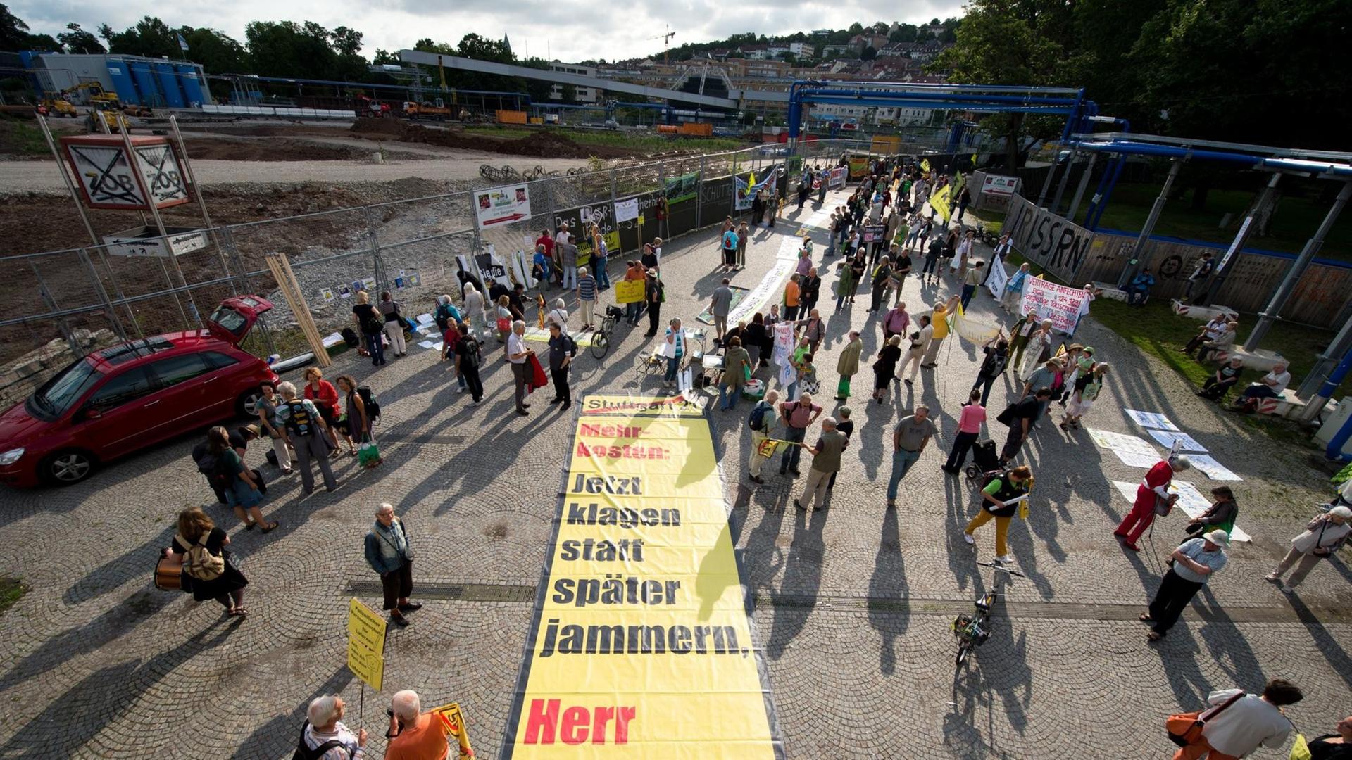 Gegner des Bahnprojektes Stuttgart 21 demonstrieren im August 2014 in Stuttgart. Gegner des Bahnprojektes Stuttgart 21 demonstrieren im August 2014 in Stuttgart.
