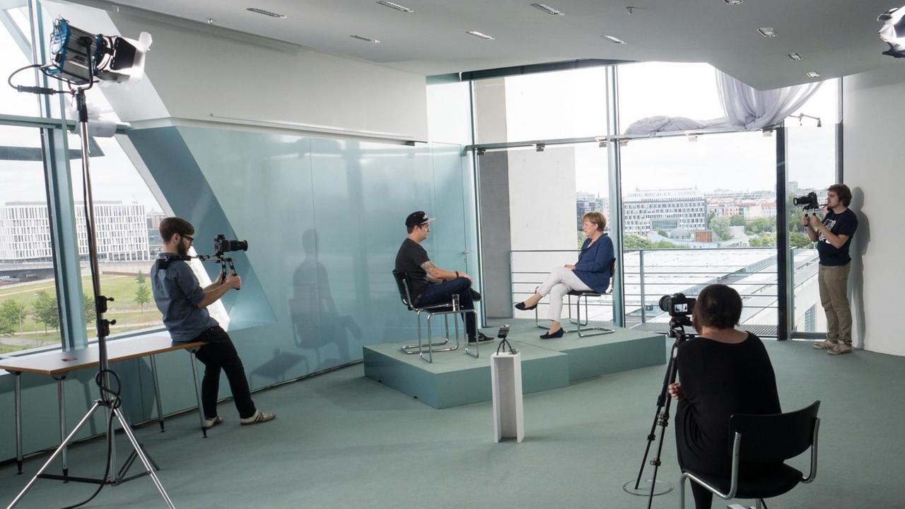 Bundeskanzlerin Angela Merkel im Interview mit Florian Mundt alias LeFloid am Freitag, 10.07.2015, im Bundeskanzleramt. Bundeskanzlerin Angela Merkel im Interview mit Florian Mundt alias LeFloid am Freitag, 10.07.2015, im Bundeskanzleramt.