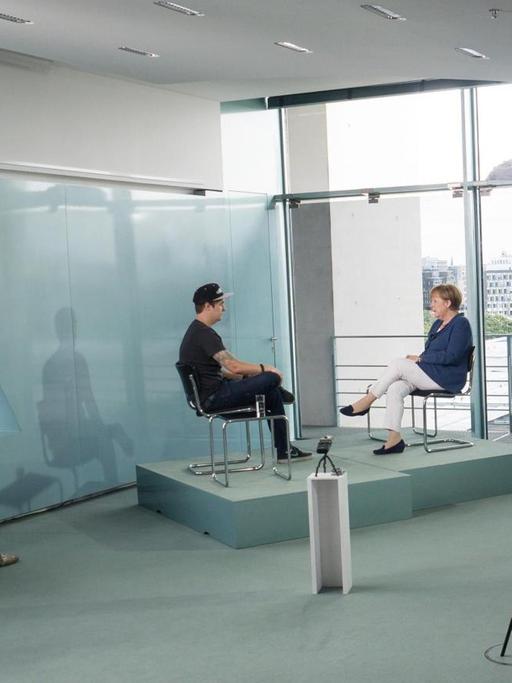 Bundeskanzlerin Angela Merkel im Interview mit Florian Mundt alias LeFloid am Freitag, 10.07.2015, im Bundeskanzleramt.