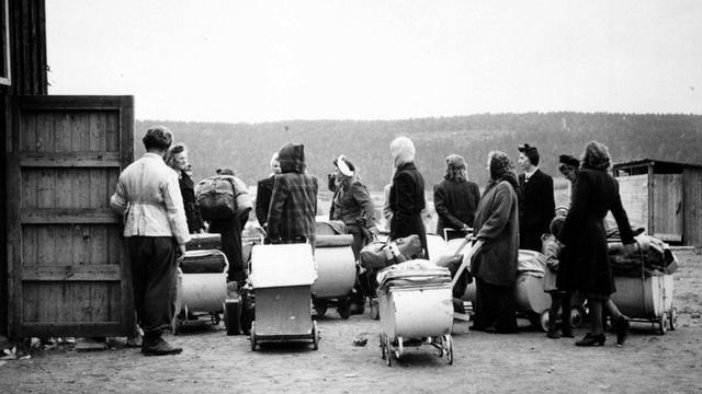 Norwegische Frauen, die während des Zweiten Weltkriegs Kinder von deutschen Besatzern bekommen haben, aufgenommen 1946 bei ihre Ausreise nach Deutschland. Sie wurden als "Deutschenflittchen" ("Tyskertøs") und Verräterinnen beschimpft, ihr Nachwuchs als "Deutschenkinder" ("Tyskerbarn") bezeichnet. Viele der Kinder wurden im Rahmen des arischen Lebensborn-Programms der Nazis gezeugt.