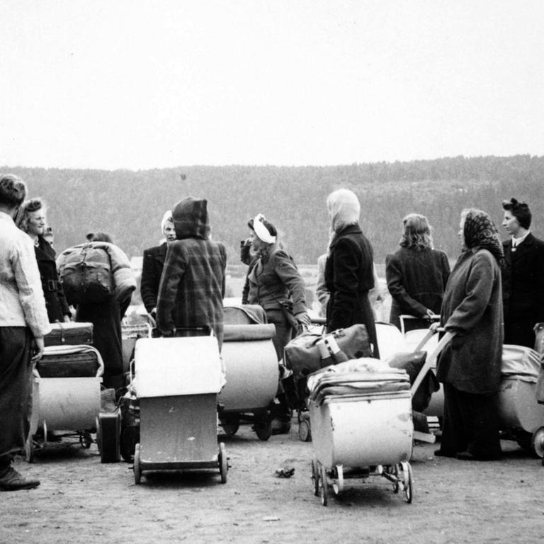 Norwegische Frauen, die während des Zweiten Weltkriegs Kinder von deutschen Besatzern bekommen haben, aufgenommen 1946 bei ihre Ausreise nach Deutschland. Sie wurden als "Deutschenflittchen" ("Tyskertøs") und Verräterinnen beschimpft, ihr Nachwuchs als "Deutschenkinder" ("Tyskerbarn") bezeichnet. Viele der Kinder wurden im Rahmen des arischen Lebensborn-Programms der Nazis gezeugt.