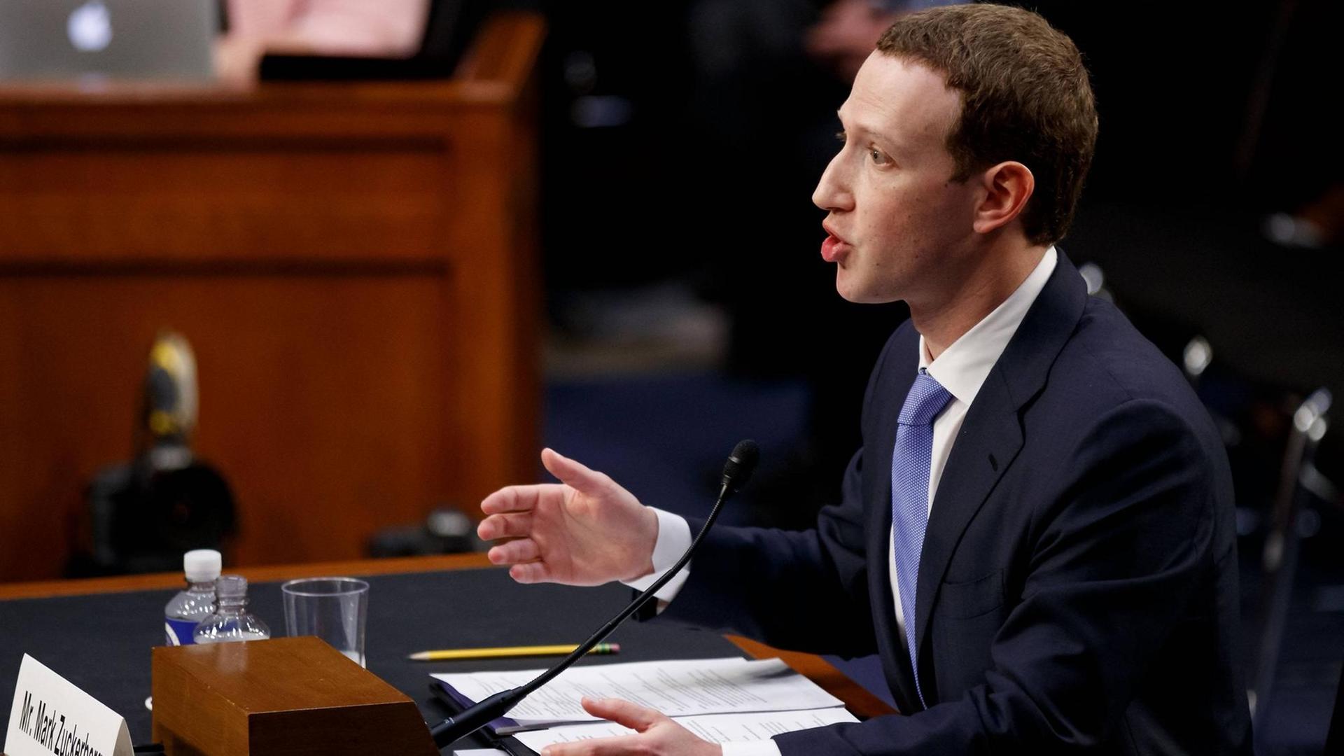 Facebook-Chef Mark Zuckerberg bei der Anhörung im US-Senat in Washington Facebook-Chef Mark Zuckerberg bei der Anhörung im US-Senat in Washington