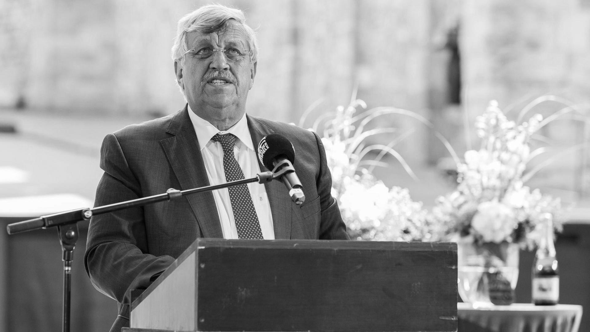 Der getötete CDU-Politiker Walter Lübcke steht 2017 bei einer Veranstaltung in Bad Hersfeld an einem Rednerpult. Der getötete CDU-Politiker Walter Lübcke steht 2017 bei einer Veranstaltung in Bad Hersfeld an einem Rednerpult.